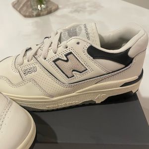 Never been worn New Balance 550 in color Seasalt